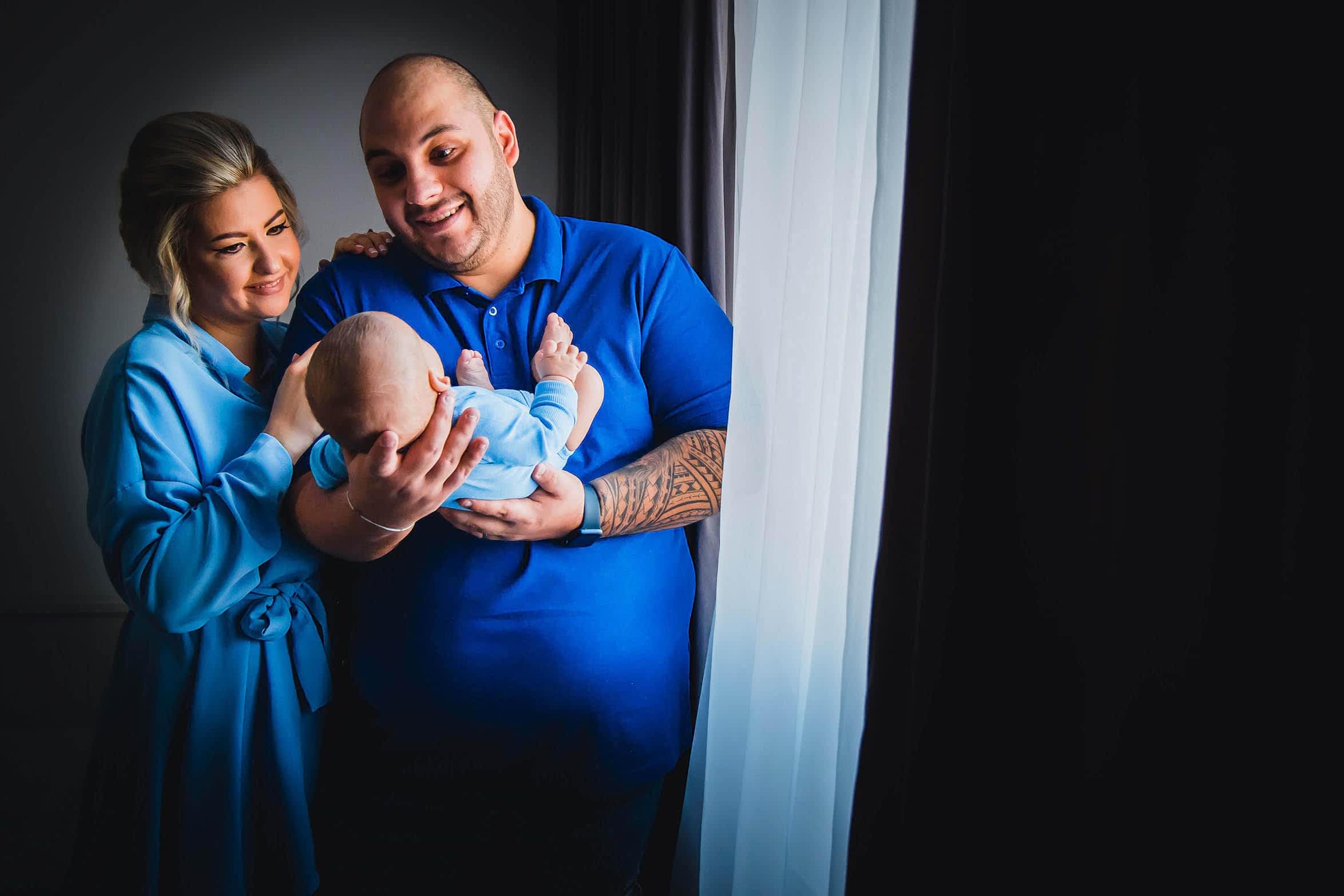 parintii si copilul razand la sedinta botez, fotografie de botez bucuresti